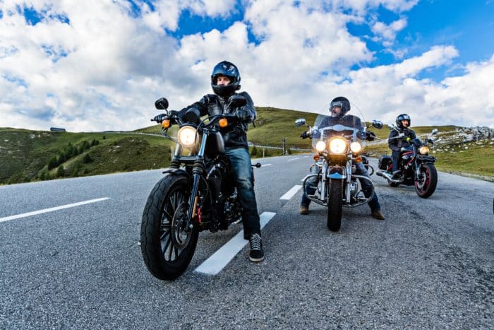 motards sur une route de montagne
