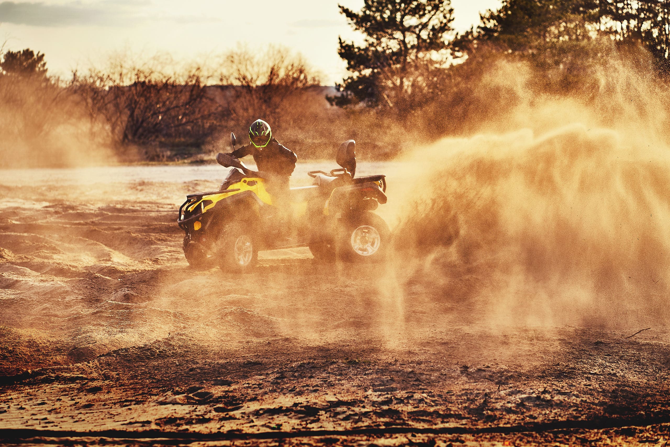 adolescent qui fait du quad
