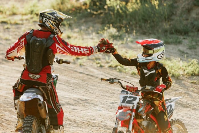 deux jeunes adolescents qui font de la moto cross