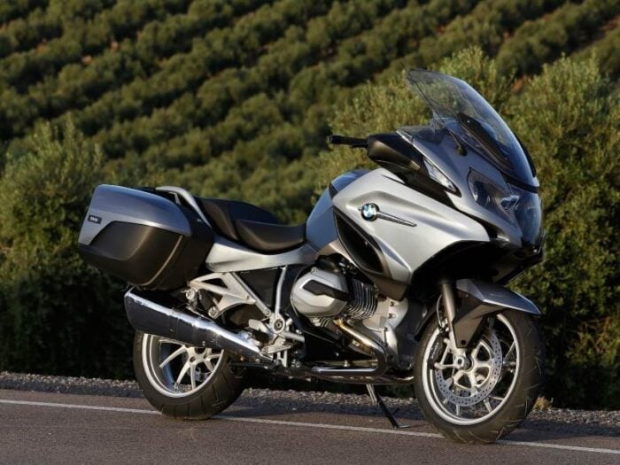Moto routière BMW R 1200 RT gris métallisé sur une route de campagne