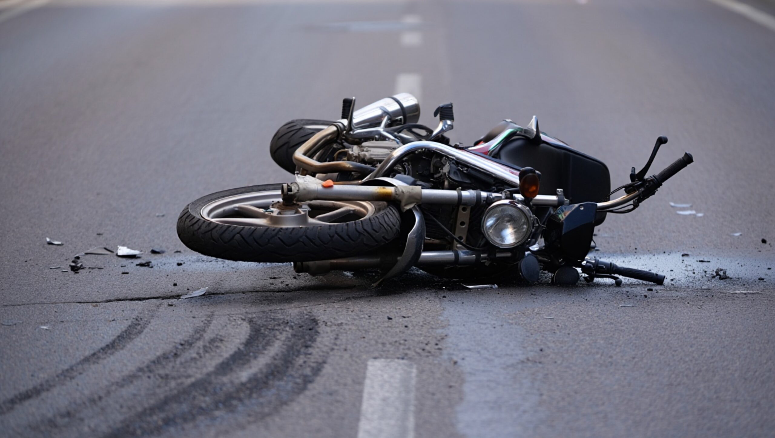 moto accidentée sur le bitume