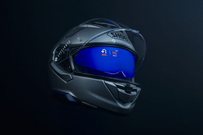 Casque moto connecté avec système HUD intégré affichant informations GPS et vitesse sur visière transparente