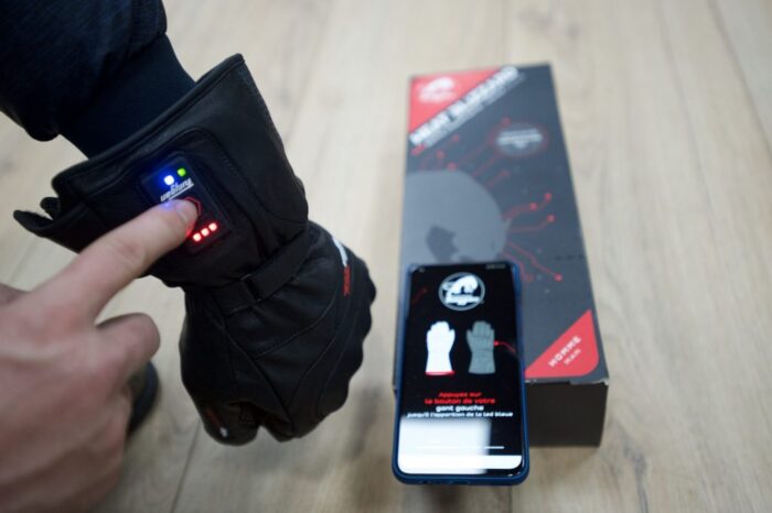 Gants moto chauffants intelligents avec régulation automatique de température et protections renforcées en carbone