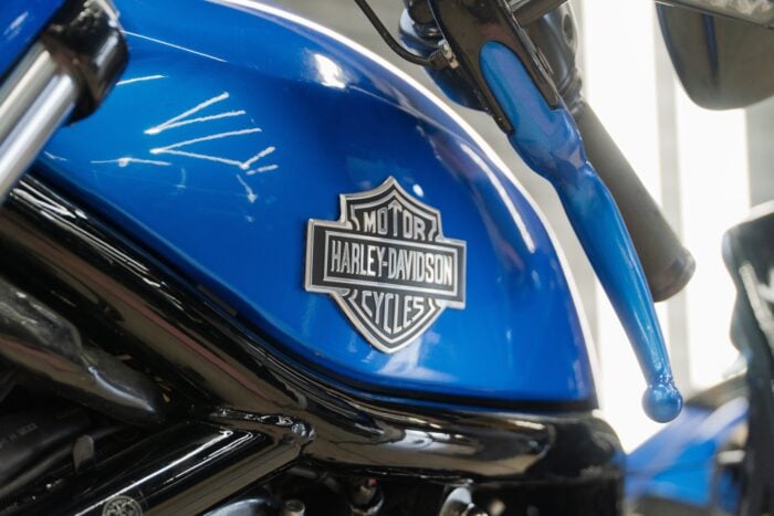 Moto de collection de la marque Harley Davidson, bleue