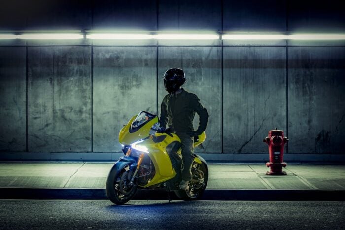 Motard sur une moto hypersportive jaune 