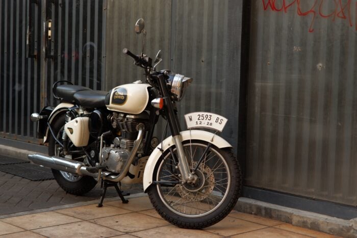 Ancienne moto de la marque Royal Enfield, beige, moto de collection