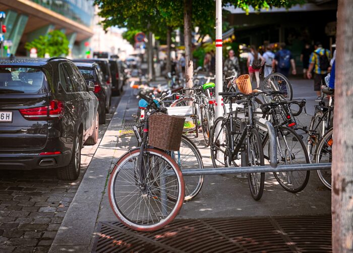 V&eacute;lo attach&eacute; en tout s&eacute;curit&eacute; dans une rue passante 