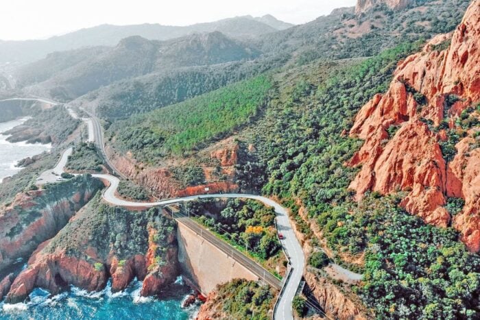 Corniche de l'Esterel (50 km) : m&eacute;diterran&eacute;e et roches rouges en moto 