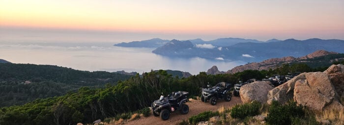 Paysage en Corse pour faire de la randonnée en quad, des quads sont stationnés sur un sentier