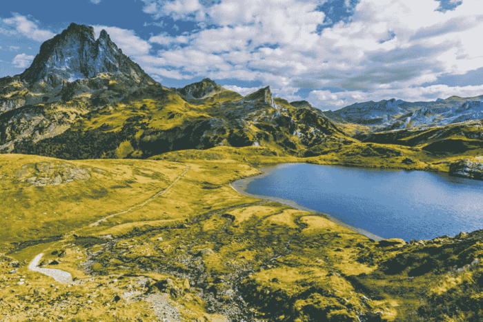 Paysage des Pyrénées pour faire de la randonnée en quad